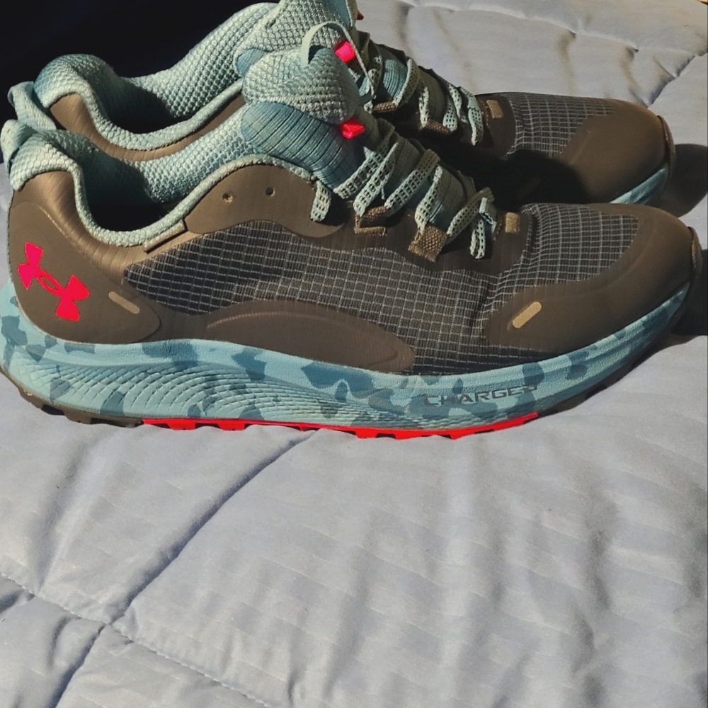 Size 10 women's Under Armour shoes